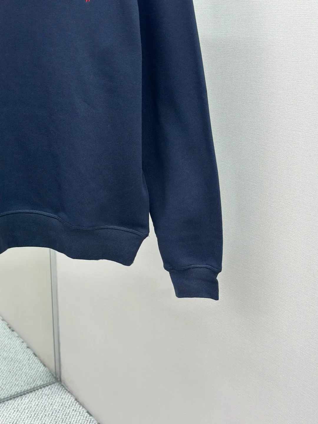 P290 [Same-origin fabric, exclusive new style, first choice for old money] Ralph Laure Ralph Lauren embroidered long-sleeved sweatshirt is made of cotton blended fabric, which is soft and tough to the touch. It has been finely spun and pre-shrunk, making it comfortable to the touch and not easy to deform. You don’t have to worry about shrinkage or pilling for daily wear and washing, and the texture is stable and online! The pony embroidery on the chest, despite the small size, has fine stitches and every stitch is perfectly stitched. The embroidery thread is pure in color and high in fastness. It is simple and high-end, highlighting the brand's iconic exquisite craftsmanship! The neckline is a classic round neck design, with an exquisite small V-shaped splicing design at the bottom. The workmanship is particularly neat, and the stitching in the circle is straight and even, without any distortion. It will not become loose and deformed after being worn for a long time. It fits the neck without being tight, and it is full of comfort! Scan the QR code on the label to enter the official website directly! It’s like adding an “identity pass” to clothes, and the quality is directly visualized ‼ ️ Size: S-XL